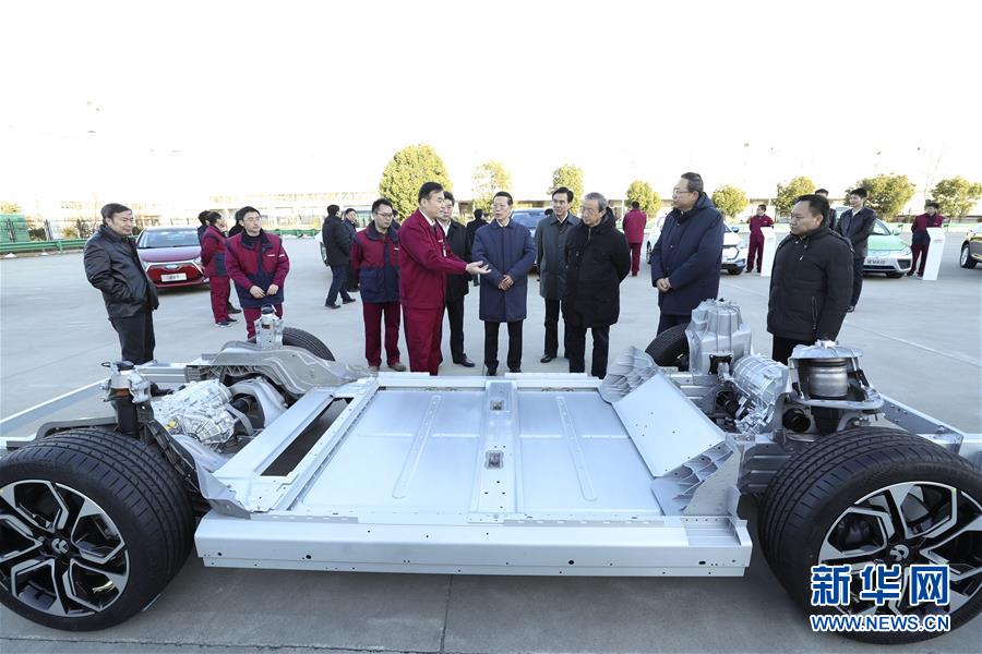 1月9日至10日，国务院副总理张高丽在安徽调研推动长江经济带发展工作。这是1月9日，张高丽在江淮汽车股份有限公司了解企业生产经营和参与国际产能合作情况。新华社记者 庞兴雷 摄