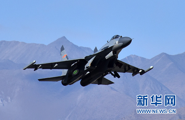 中国空军战机进行对抗训练（资料照片）。新华社发（陈庆顺）