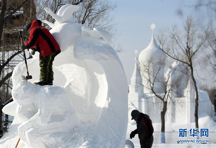 （文化）（2）国际雪雕比赛忙 