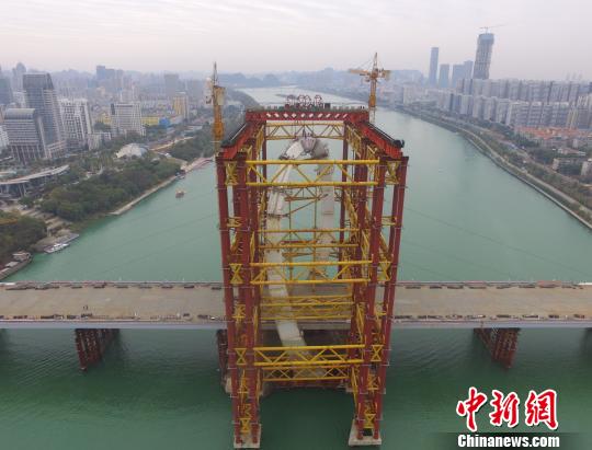 世界跨度最大“反對稱結構斜拉橋”主塔百米高空合龍