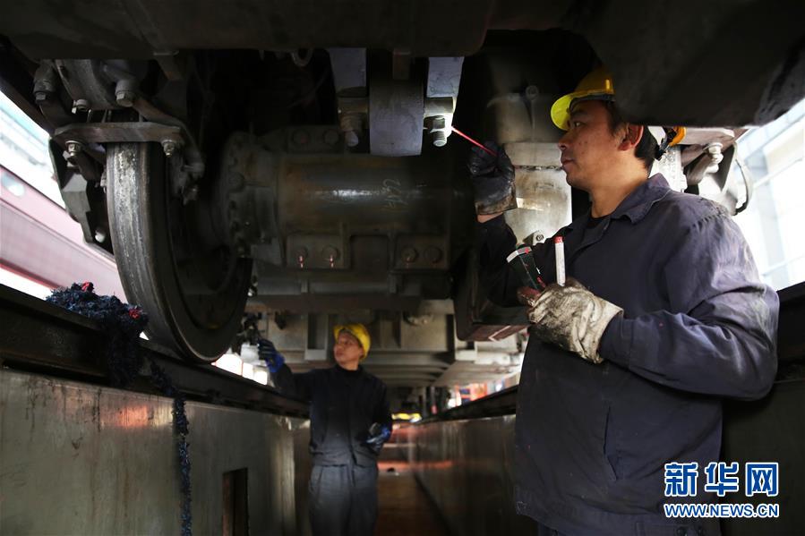 湖北襄阳:检修机车备战春运