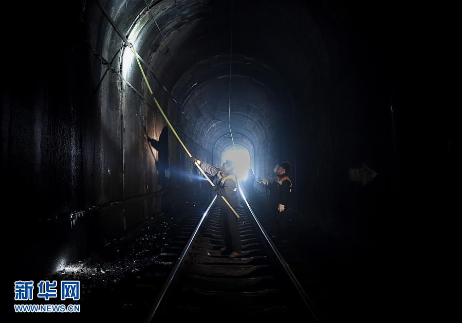 （走基层 听民声）（7）铁路守护者 隧道“打冰人”