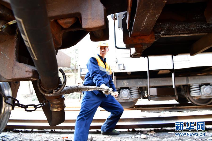 （走基层 听民声）（1）驼峰上的“解钩手”