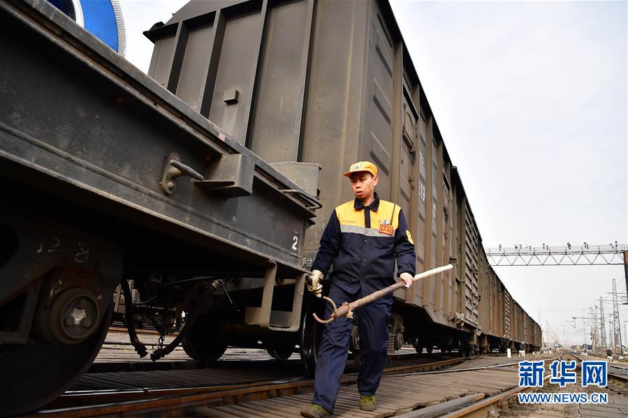 (走基层 听民声)(6)驼峰上的“解钩手”
