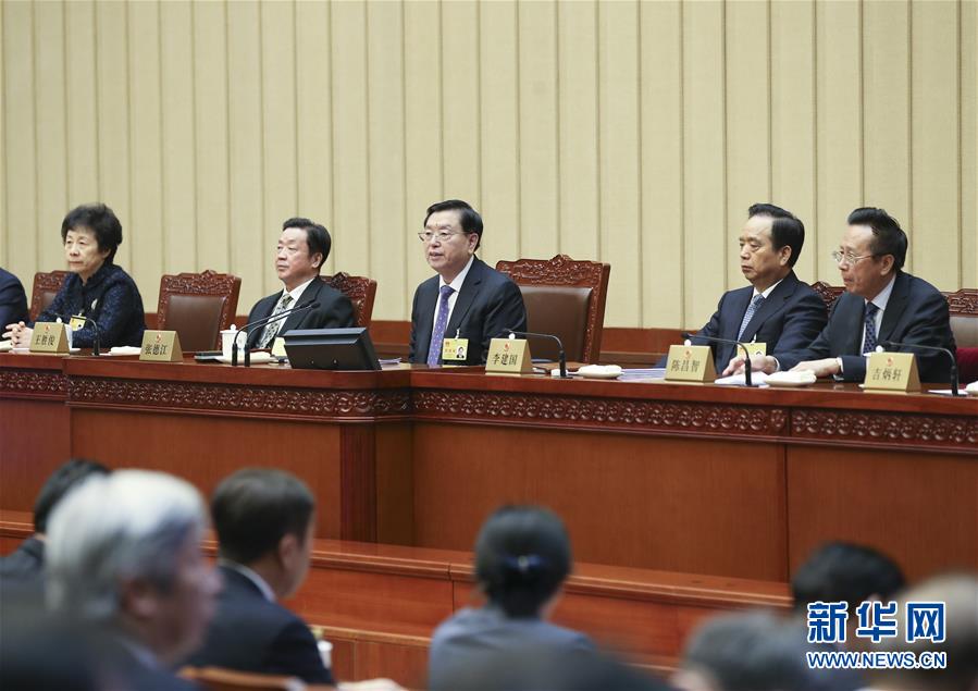 （时政）张德江主持十二届全国人大常委会第三十二次会议闭幕会并发表讲话