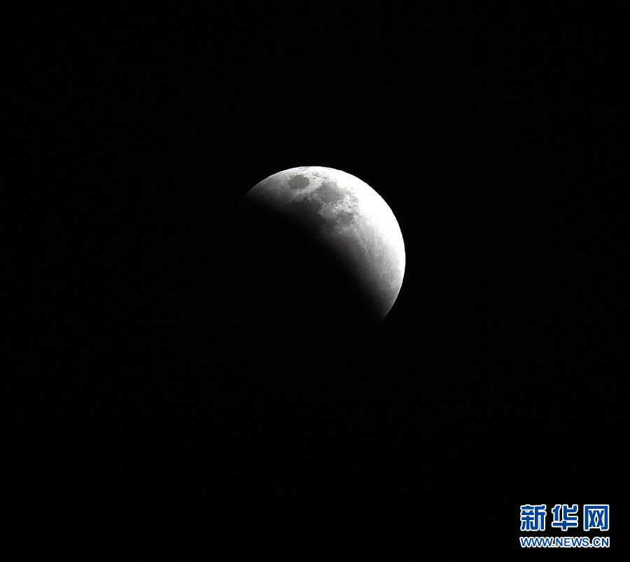 （社会）（6）天幕上演月全食美景 华夏共度&ldquo;红月亮之夜&rdquo;