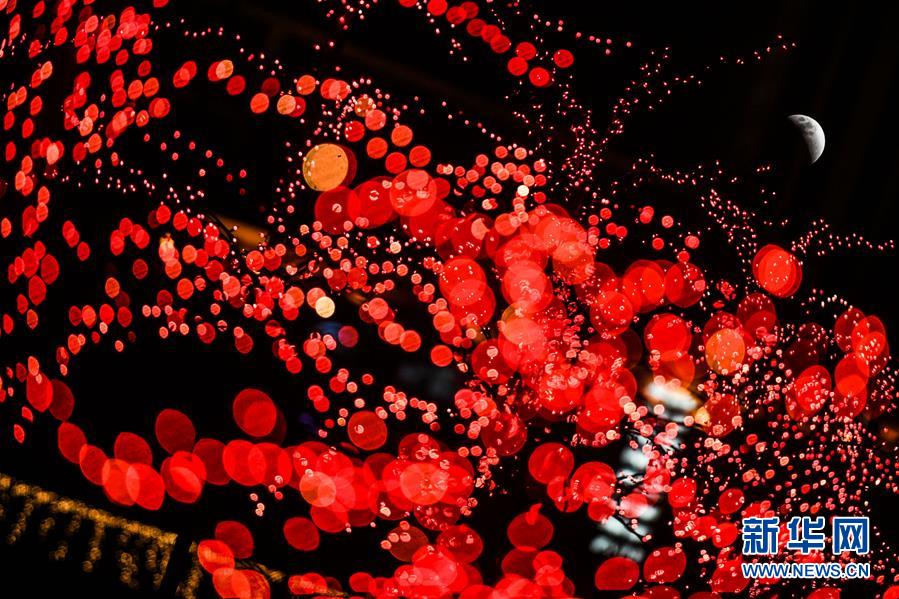 （社会）（9）天幕上演月全食美景 华夏共度&ldquo;红月亮之夜&rdquo;
