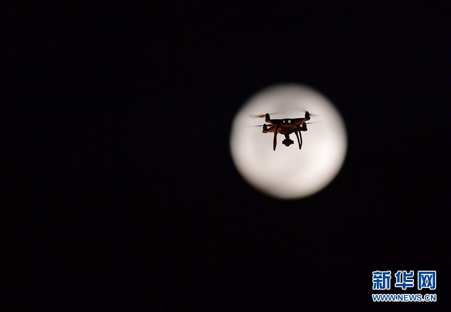 （社会）（11）天幕上演月全食美景 华夏共度&ldquo;红月亮之夜&rdquo;