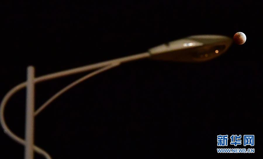 （社会）（15）天幕上演月全食美景 华夏共度&ldquo;红月亮之夜&rdquo;