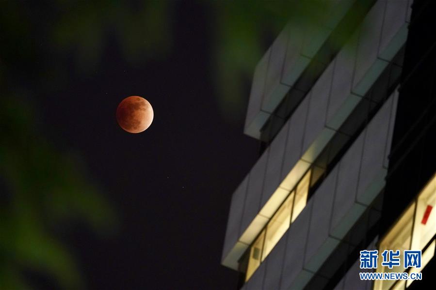 （社会）（16）天幕上演月全食美景 华夏共度&ldquo;红月亮之夜&rdquo;