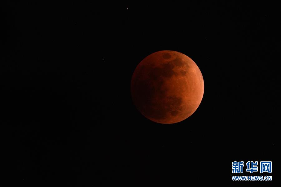 （社会）（17）天幕上演月全食美景 华夏共度&ldquo;红月亮之夜&rdquo;