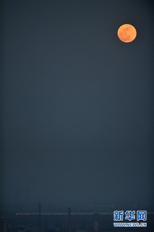 （社会）（19）天幕上演月全食美景 华夏共度&ldquo;红月亮之夜&rdquo;