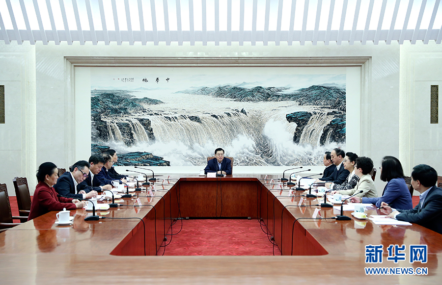 1月31日，全國人大常委會委員長張德江在北京主持召開座談會，聽取部分全國人大代表對《全國人民代表大會常務委員會工作報告（徵求意見稿）》的意見建議。新華社記者謝環馳攝