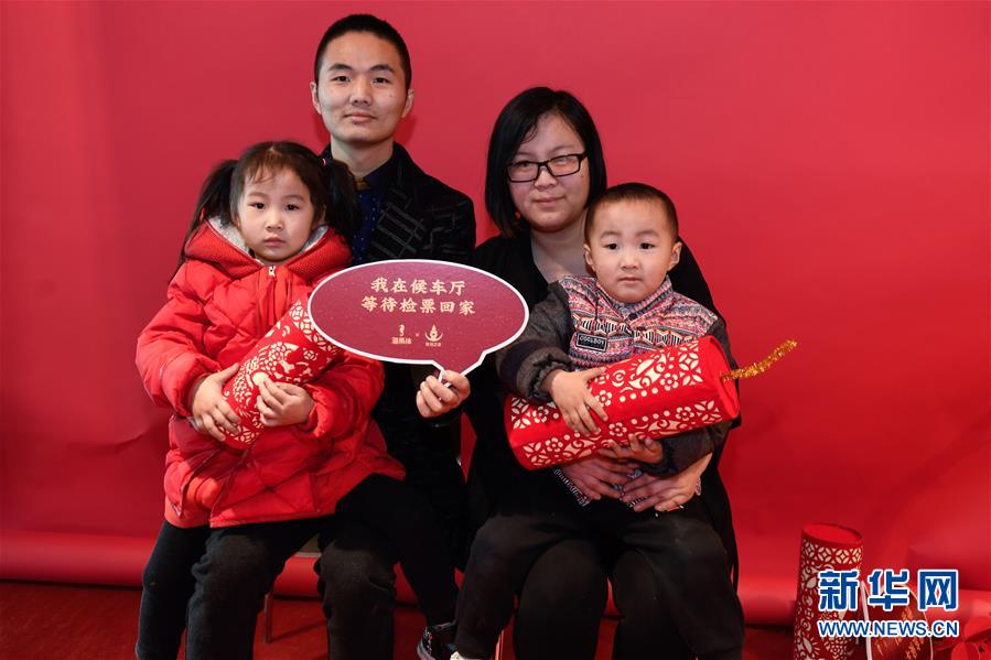 （关注春运）（6）火车站的&ldquo;幸福照相馆&rdquo;