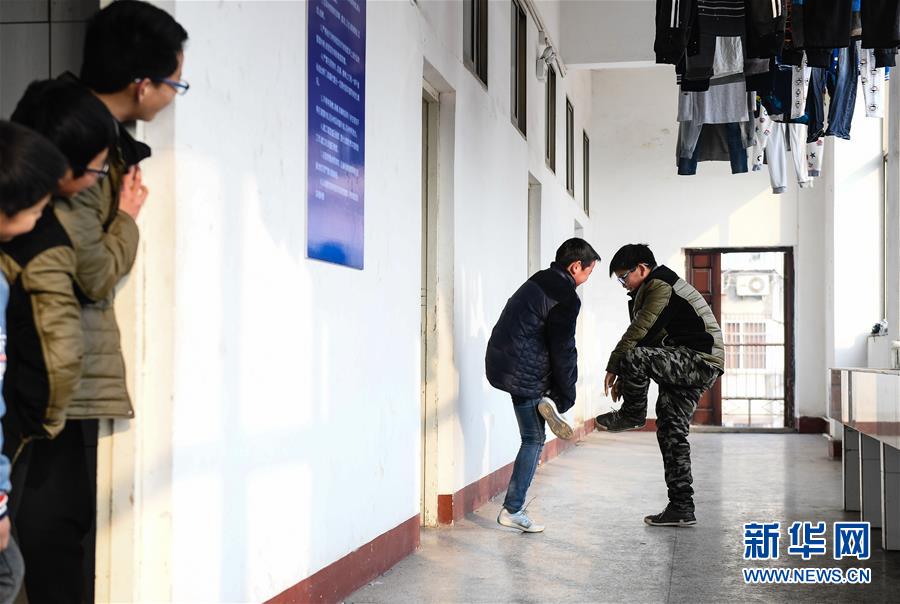 (关注春运·图片故事)(6)求学“小候鸟”千里归巢记——放假启程