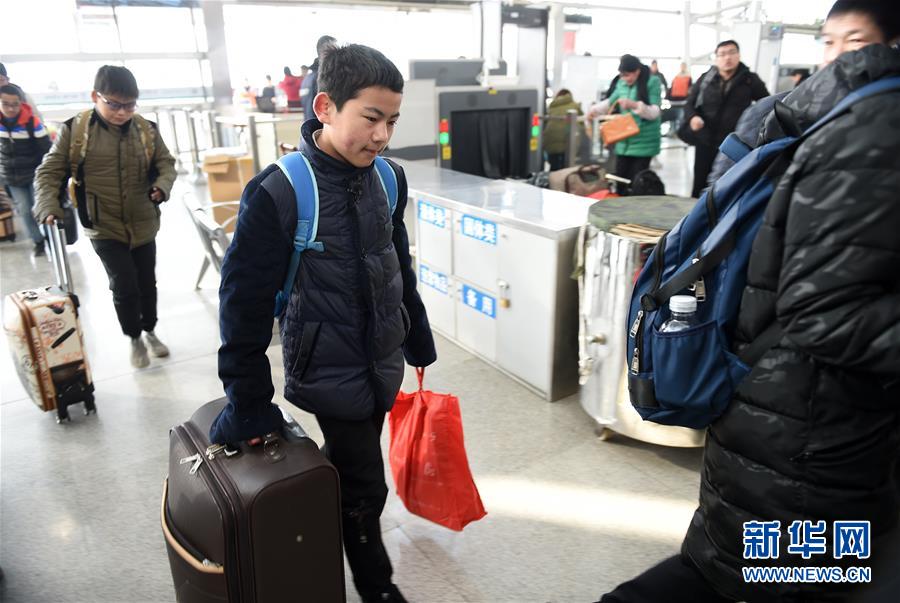 (关注春运·图片故事)(16)求学“小候鸟”千里归巢记——放假启程