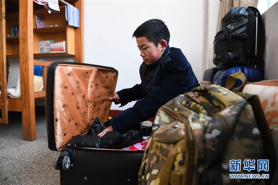 (关注春运·图片故事)(14)求学“小候鸟”千里归巢记——放假启程