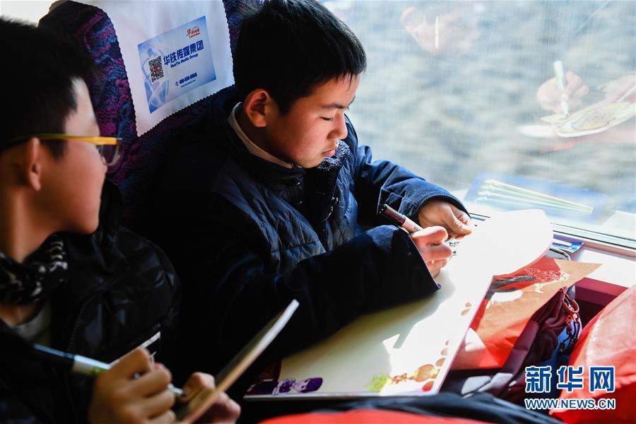 (关注春运·图片故事)(18)求学“小候鸟”千里归巢记——放假启程