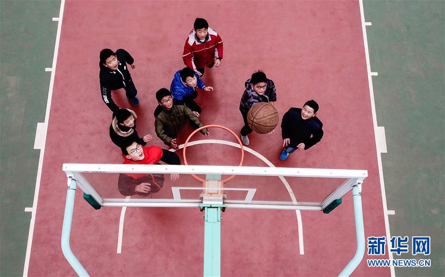 (关注春运·图片故事)(2)求学“小候鸟”千里归巢记——放假启程