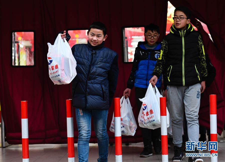 (关注春运·图片故事)(11)求学“小候鸟”千里归巢记——放假启程