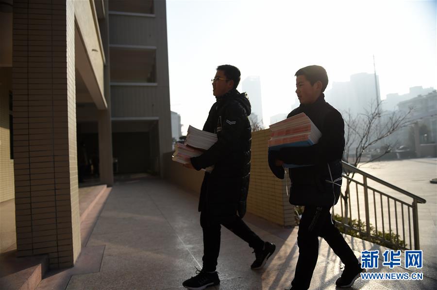 (关注春运·图片故事)(12)求学“小候鸟”千里归巢记——放假启程