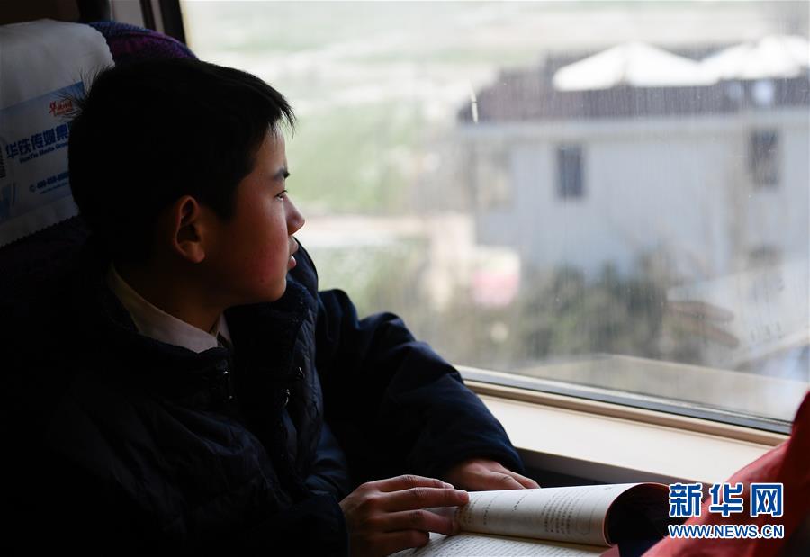 (关注春运·图片故事)(19)求学“小候鸟”千里归巢记——放假启程