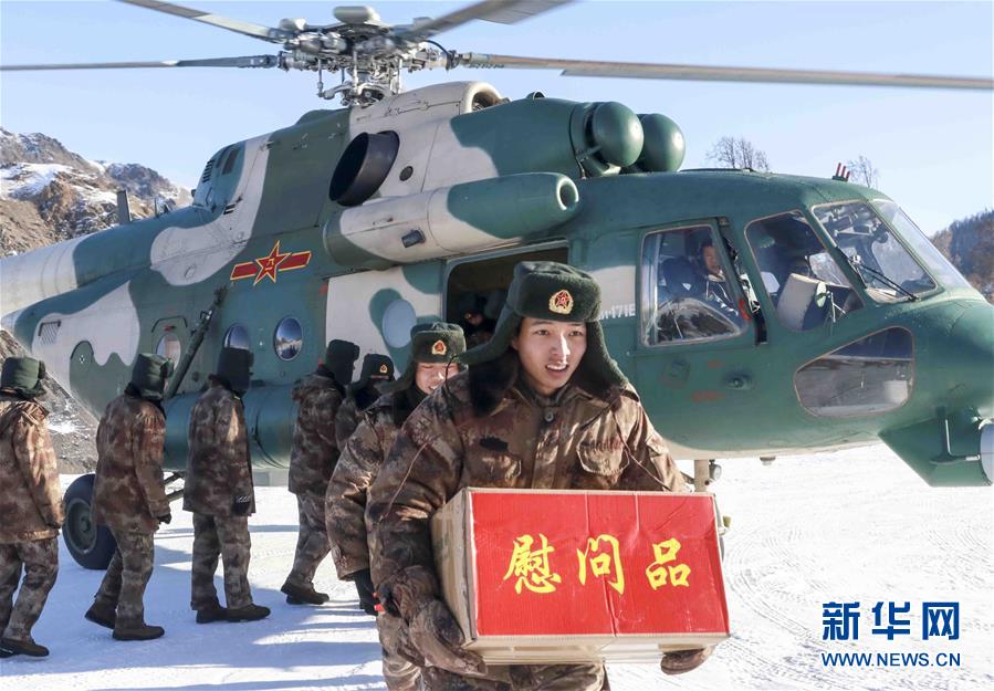 （社会）新疆军区某陆航旅飞赴红山嘴边防连运送年货