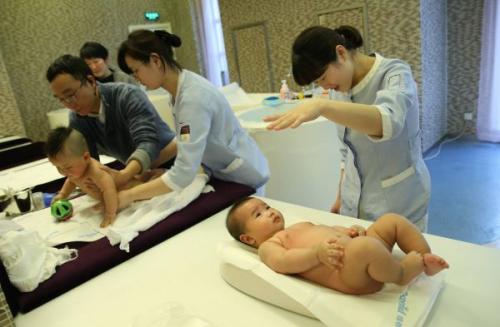 资料图片：1月30日，母婴家庭保健师在上海一家月子会所内护理婴儿。新华社记者 裴鑫 摄