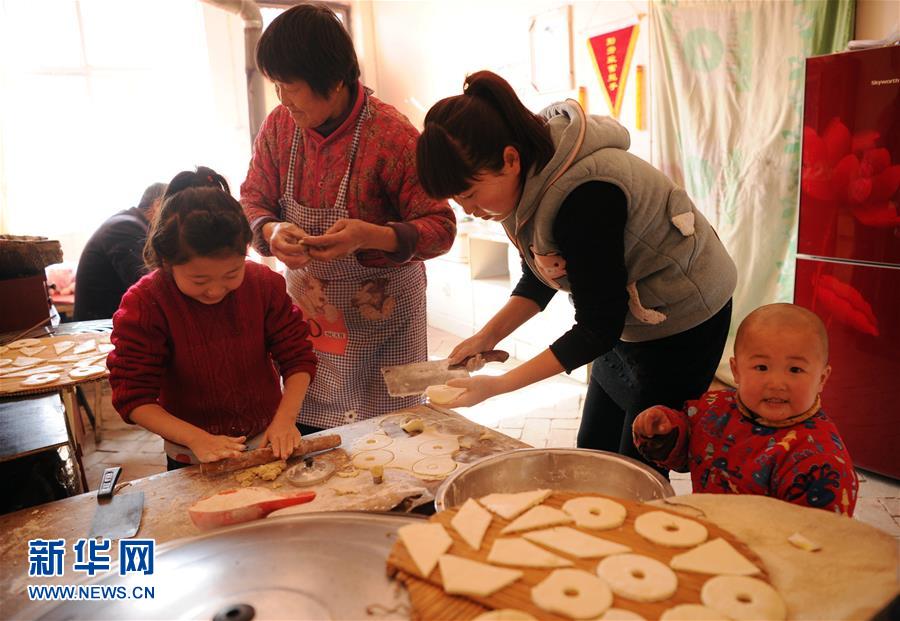 （新华网）（1）陕西延川：油糕的味道
