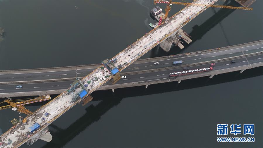 #（经济）（1）汉十高铁浪河特大桥跨高速连续梁合拢