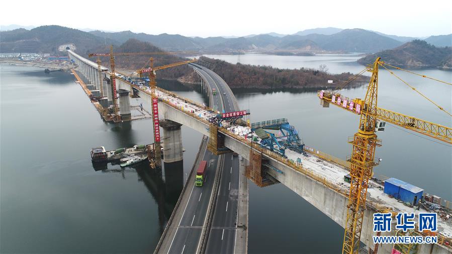 #（经济）（2）汉十高铁浪河特大桥跨高速连续梁合拢