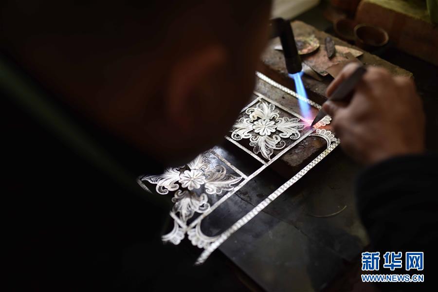 #（关注非遗）（2）贵州丹寨：苗族银饰锻制技艺