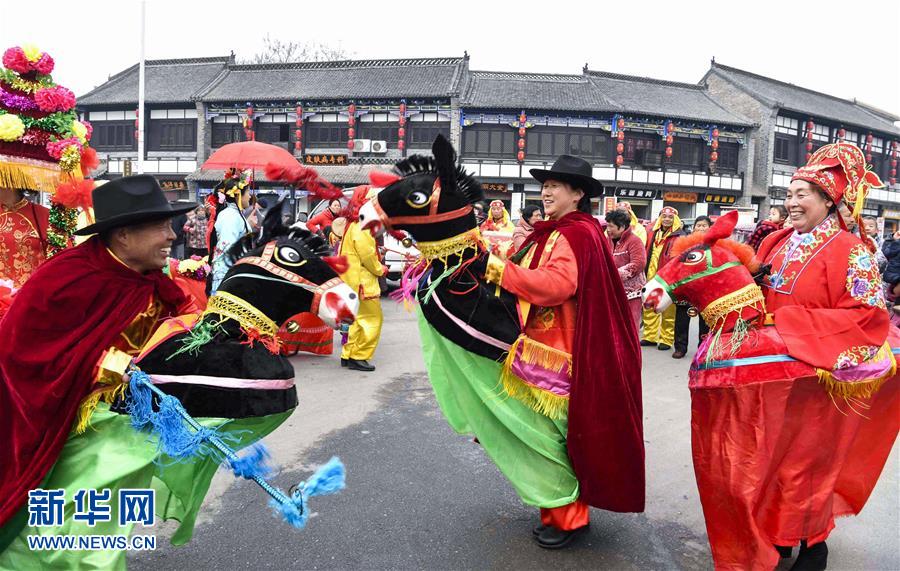 #（社会）（1）民俗踩街闹新春