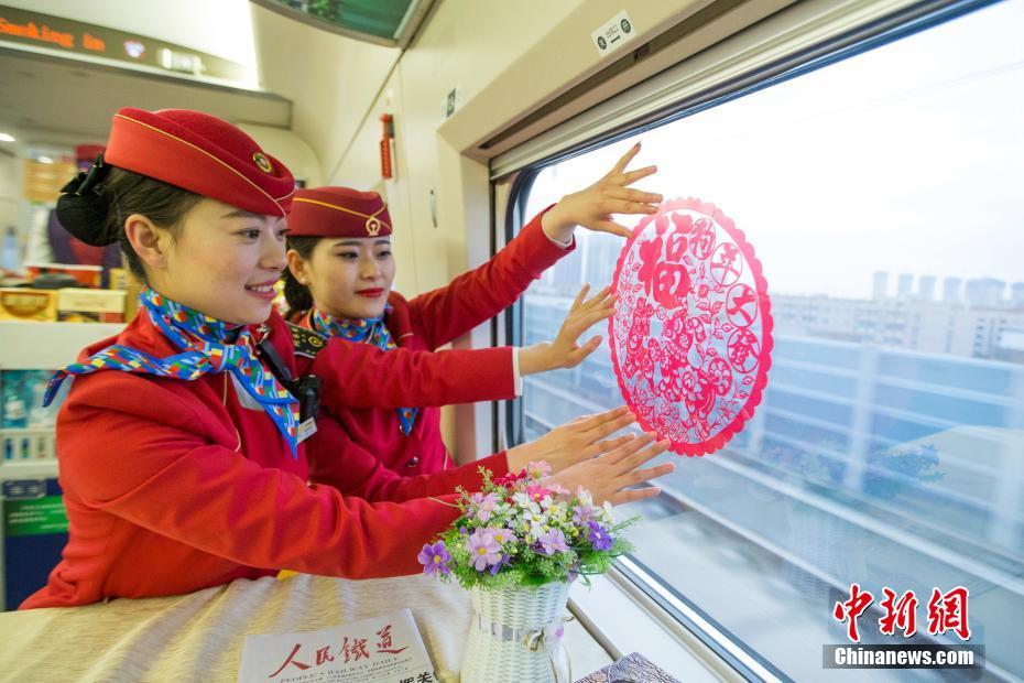 春节临近 高铁乘务员车厢贴福迎新春