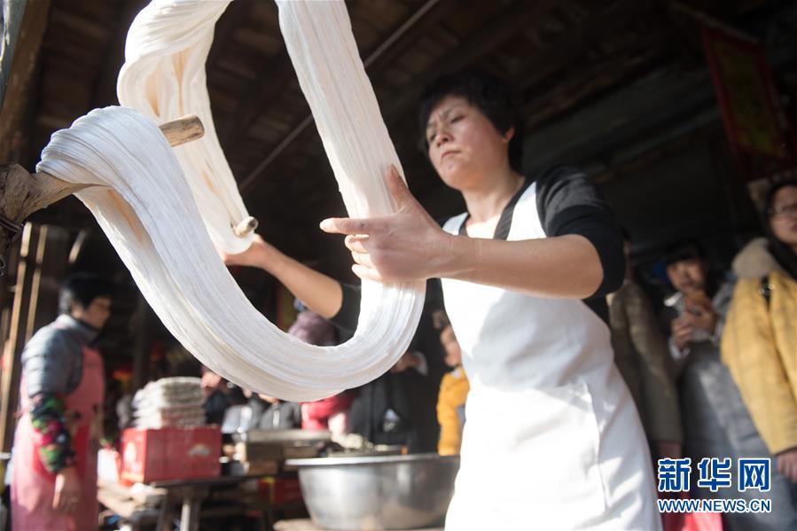 （新春走基层）（2）浙江：安昌古镇游人多