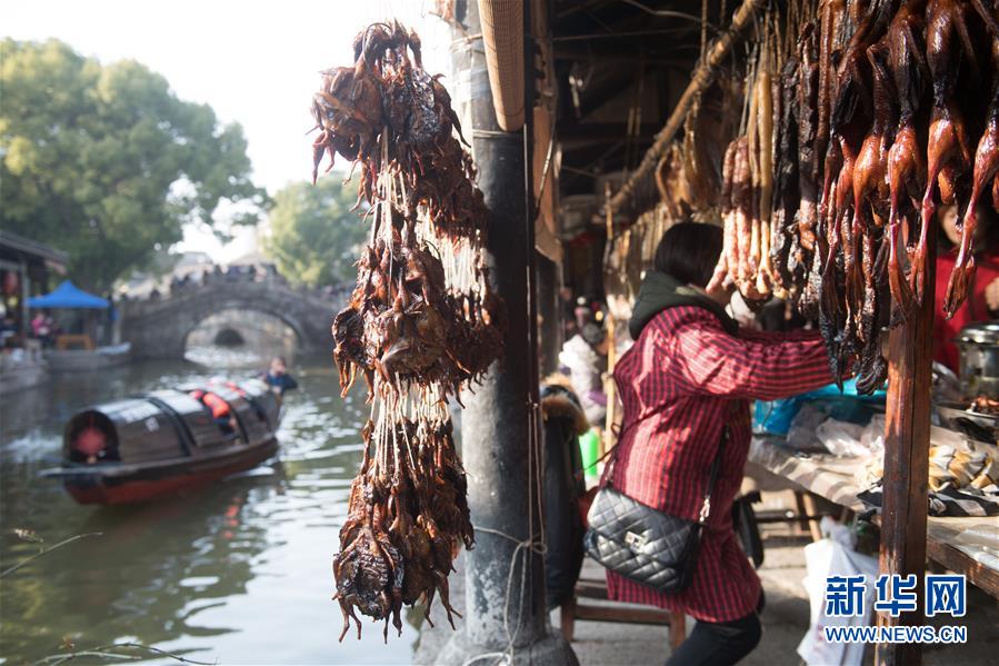 （新春走基层）（3）浙江：安昌古镇游人多