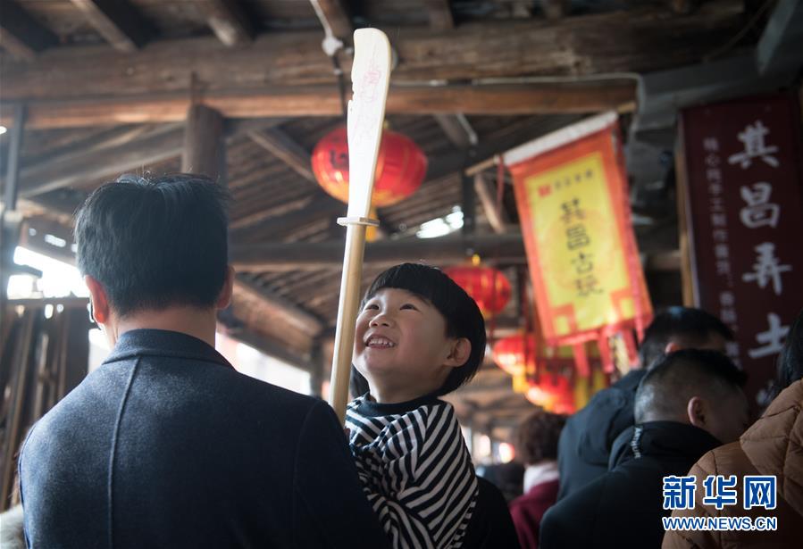 （新春走基层）（4）浙江：安昌古镇游人多