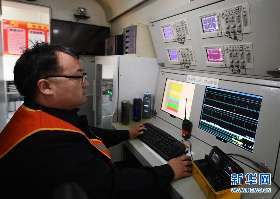 （新春走基层）（2）走近&ldquo;钢轨医生&rdquo;&mdash;&mdash;钢轨探伤车