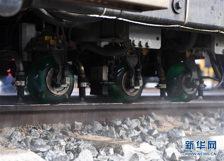 （新春走基层）（6）走近&ldquo;钢轨医生&rdquo;&mdash;&mdash;钢轨探伤车