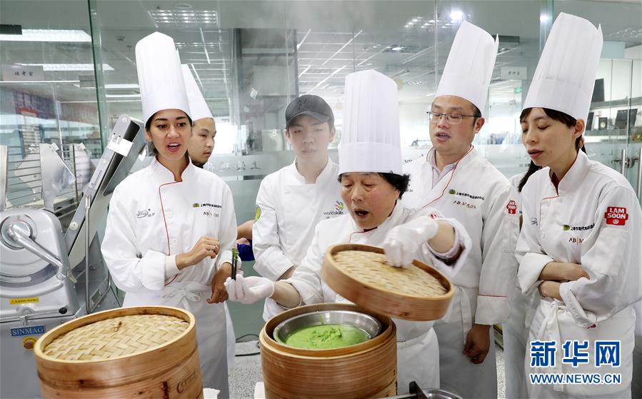 （社会）（1）青团制作培训课上的法国姑娘