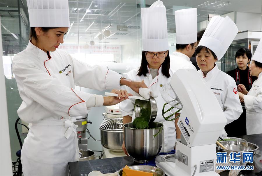 （社会）（3）青团制作培训课上的法国姑娘