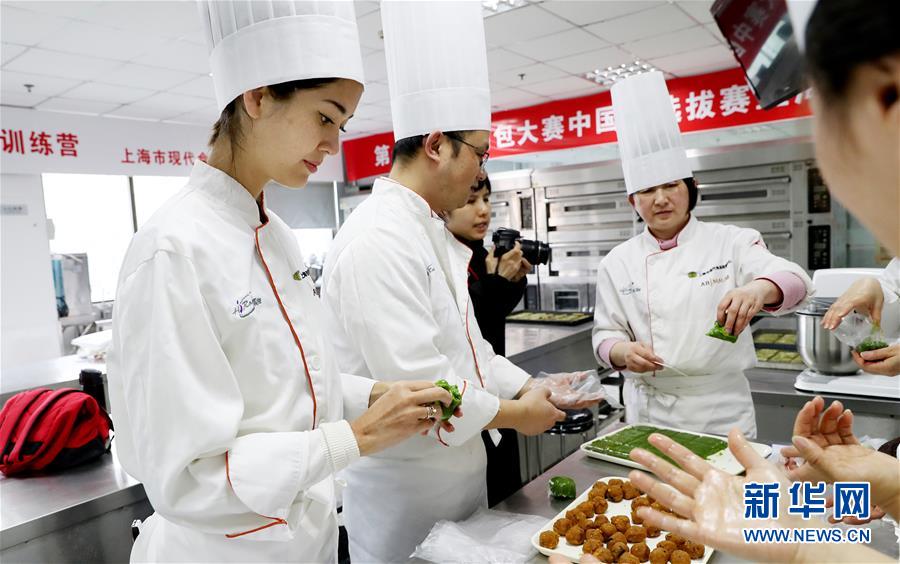 （社会）（4）青团制作培训课上的法国姑娘