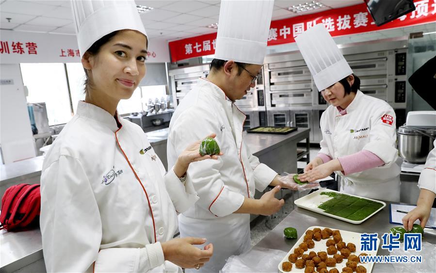 （社会）（5）青团制作培训课上的法国姑娘