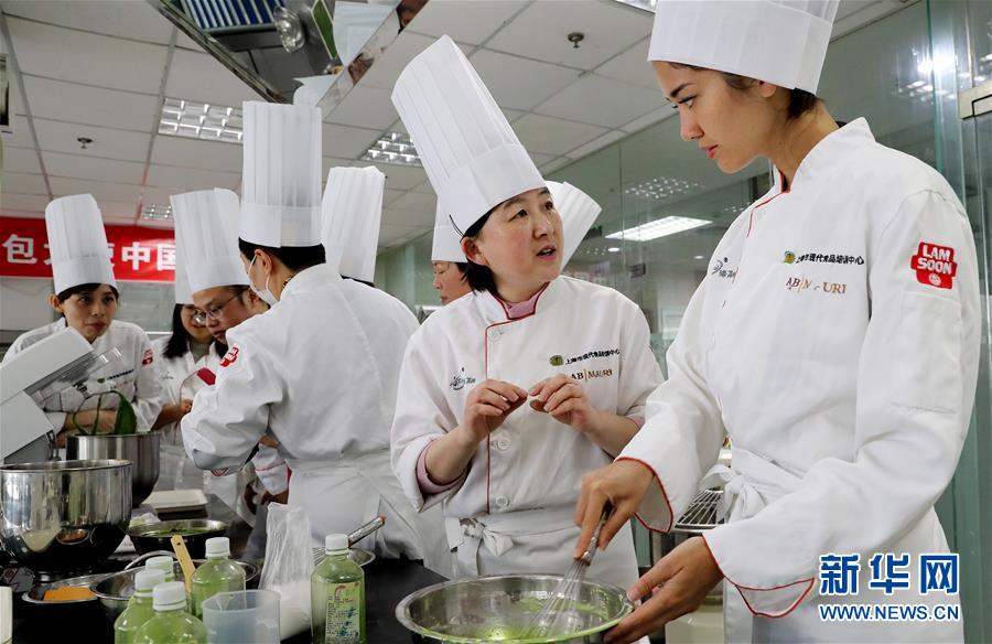 （社会）（6）青团制作培训课上的法国姑娘