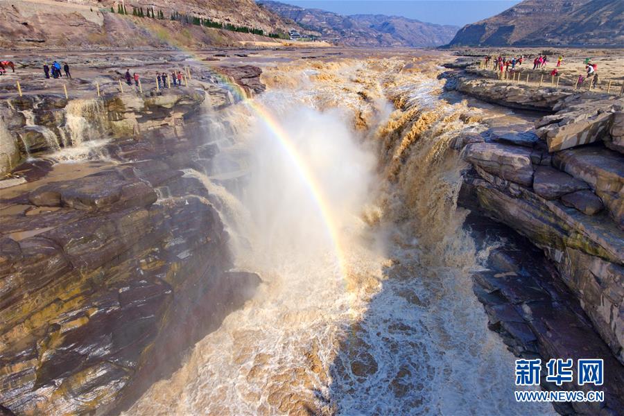 （社会）（1）壶口迎来&ldquo;桃花汛&rdquo; 黄河两岸架彩虹