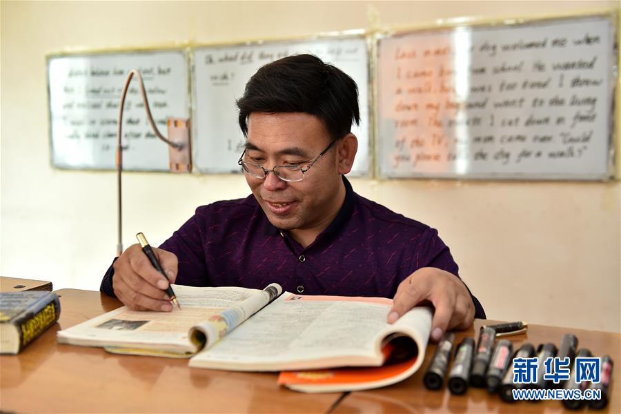 轮椅教师直播教英语成网红:我就是喜欢讲课