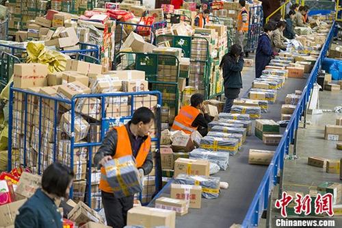 11月13日，山西太原，邮政工作人员分拣快递。随着“双十一”网购狂欢节落幕，中国物流快递业也迎来井喷高峰。据中国国家邮政局预计，中国将迎超15亿件快递，中国快递业迎接年度“大考”。<a target='_blank' href='http://www.chinanews.com/'>中新社</a>记者 张云 摄