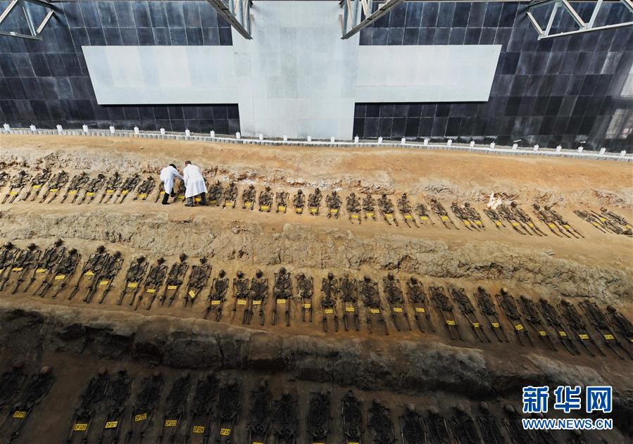 （图片故事）（1）吉林辽源矿工墓父女&ldquo;守墓人&rdquo;