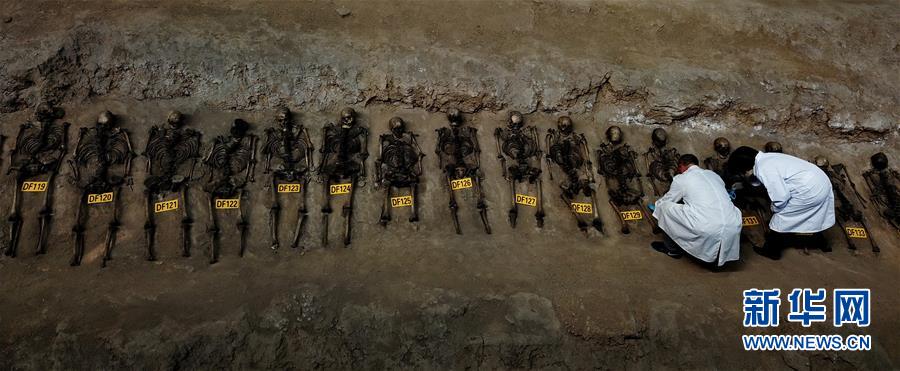 (图片故事)(2)吉林辽源矿工墓父女“守墓人”