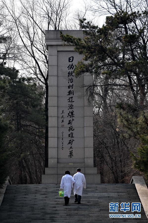 (图片故事)(5)吉林辽源矿工墓父女“守墓人”